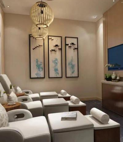 深圳龙华的高端足疗足浴会所是一处静谧的避风港。这里，我们以精湛的技艺和细致的服务，为您的双脚带来前所未有的呵护。每一步按摩都是对您辛劳的致敬，每一次浸泡都是对您身心的洗礼。我们用心聆听您的需求，用情温暖您的旅程。在这里，不仅是一次足部的放松，更是一场心灵的触动，让您在舒缓中重获活力，感受生活的美好。